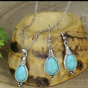 NEW fashion jewelry Necklace Earrings set. Silver tone.